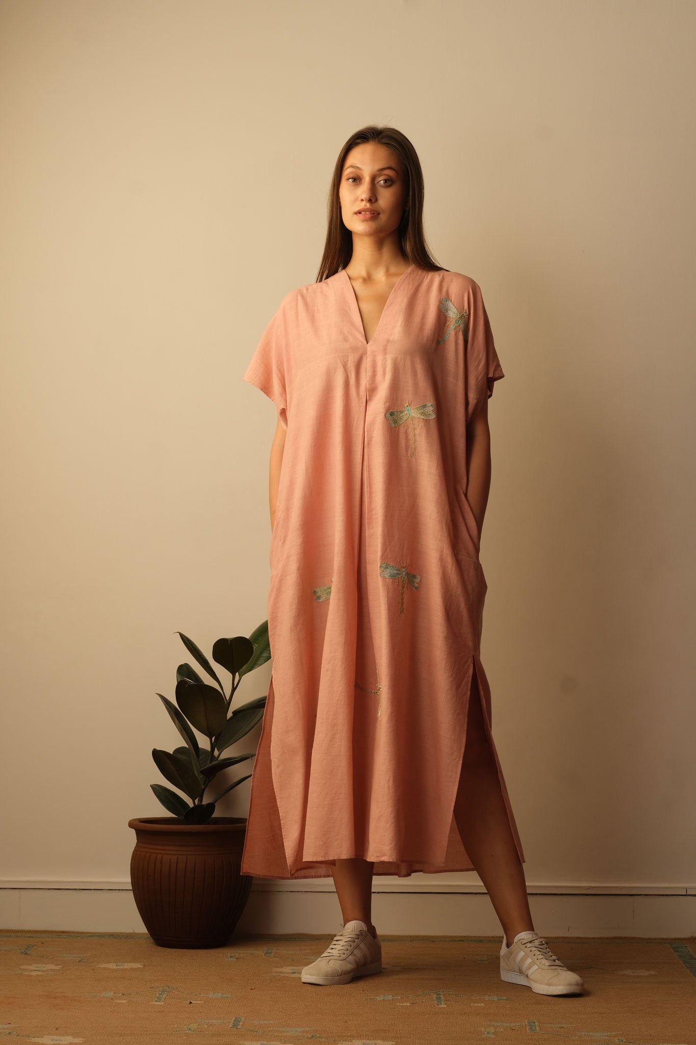 Dragonfly applique embroidered kaftan blush