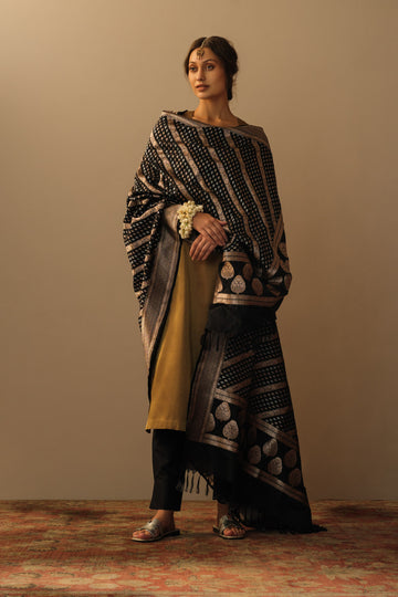 Diagonal bel mughal buti dupatta black