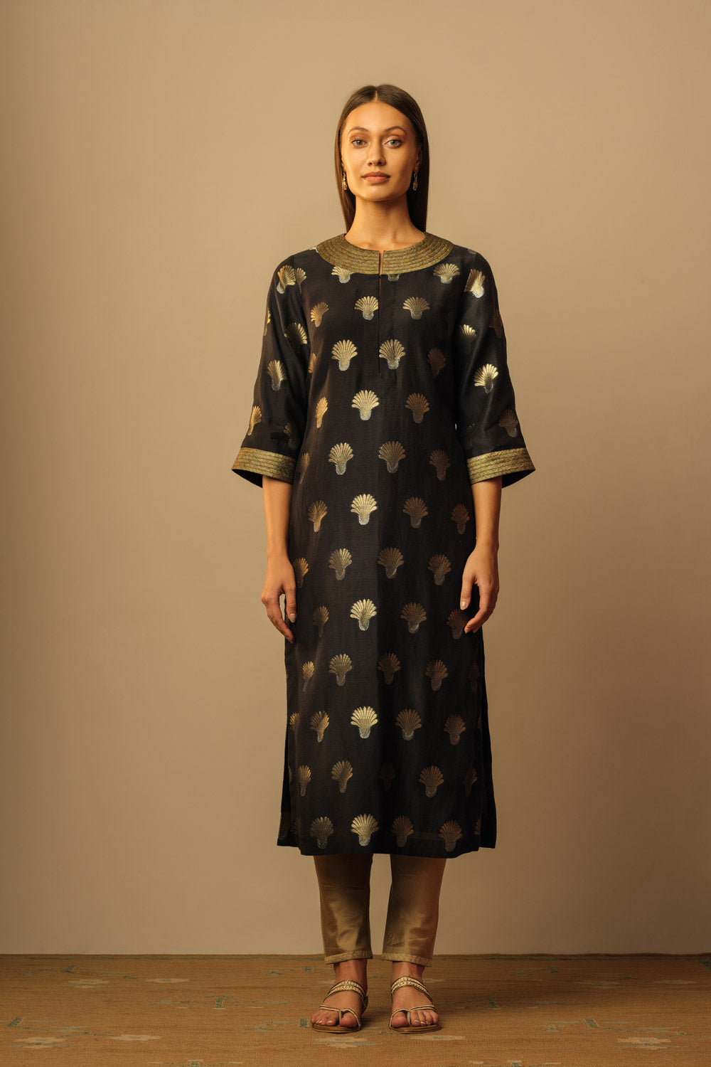 'Pankha' buti Egyptian neck tunic
